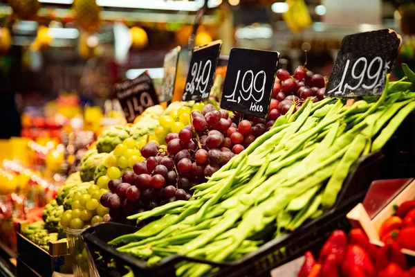 Zeleninový stánek na bazaru s barevnou zeleninou a ovocem — Stock fotografie