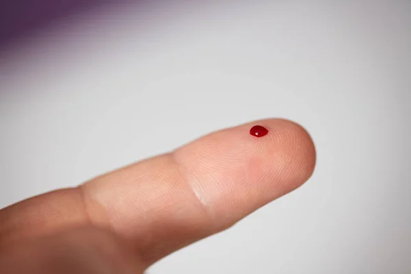 手指上的血滴 — 图库照片