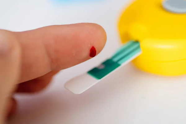 Teste de sangue com medidor de glicose . — Fotografia de Stock