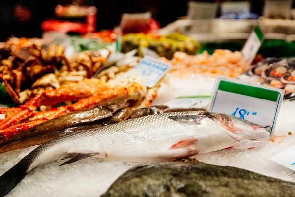 Peixe-marinho fresco e mercado de peixe — Fotografia de Stock