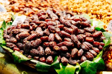 Pazar tezgahında kurutulmuş tatlı tarihler