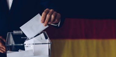 Almanya'da seçimler. Oylarını oy sandığına atan adam.