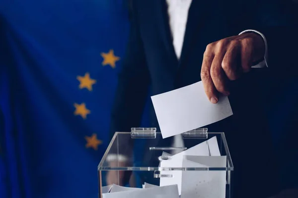 EU-Wahlen. Mann wirft seine Stimme an die Wahlurne. — Stockfoto