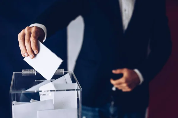 Wahlen in Frankreich. Mann wirft seine Stimme an die Wahlurne. — Stockfoto