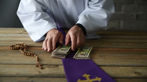 Sacerdote Católico Contando Dinero — Vídeo de stock