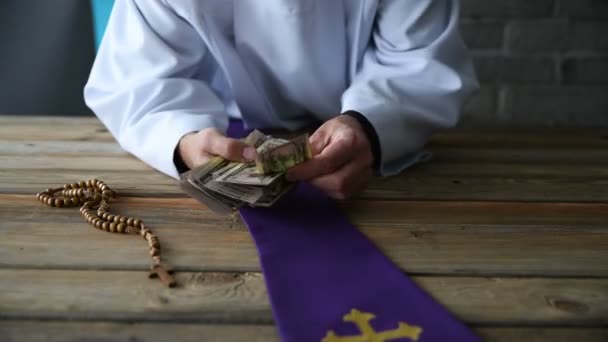 Sacerdote Católico Contando Dinero — Vídeos de Stock