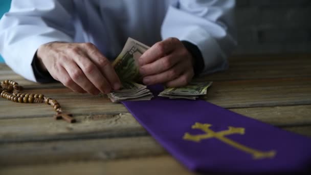 Katolický Kněz Počítá Peníze — Stock video