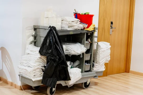 Camera d'albergo carrello delle pulizie con asciugamani — Foto Stock