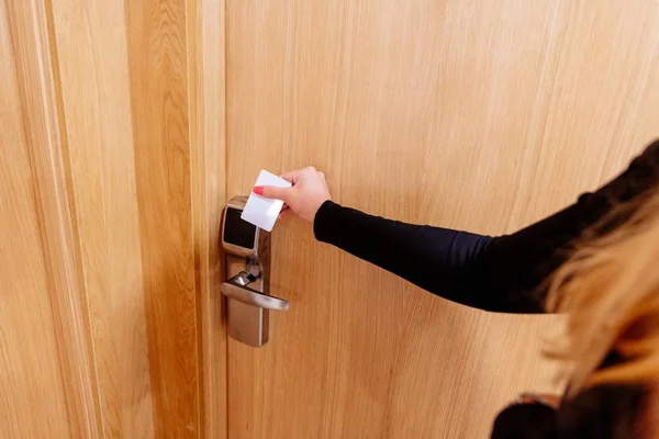 Mujer abriendo puertas de hotel habitación —  Fotos de Stock