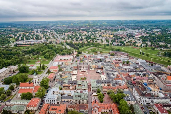 Vista aérea do drone na cidade velha de Zamosc e praça principal da cidade com a prefeitura — Fotografia de Stock