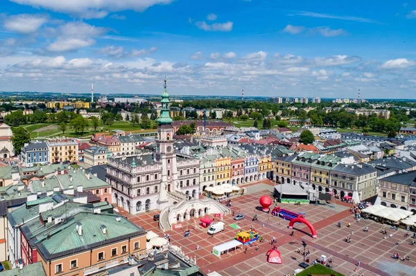 Drone vista sobre Zamosc cidade velha e praça principal da cidade com prefeitura — Fotografia de Stock
