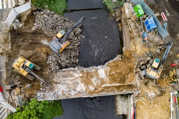 Drohnenblick auf Bagger, die eine Straßenbrücke abreißen. — Stockfoto