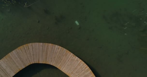 Vídeo Dron Aéreo Una Mujer Traje Baño Tomando Sol Muelle — Vídeos de Stock