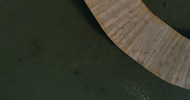 Vídeo Dron Aéreo Una Mujer Traje Baño Tomando Sol Muelle — Vídeo de stock