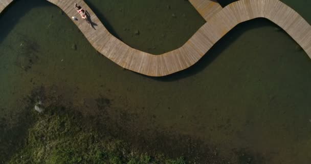 Aerial Drone Video Van Vrouw Badpak Zonnen Pier Vrouw Ontspannen — Stockvideo