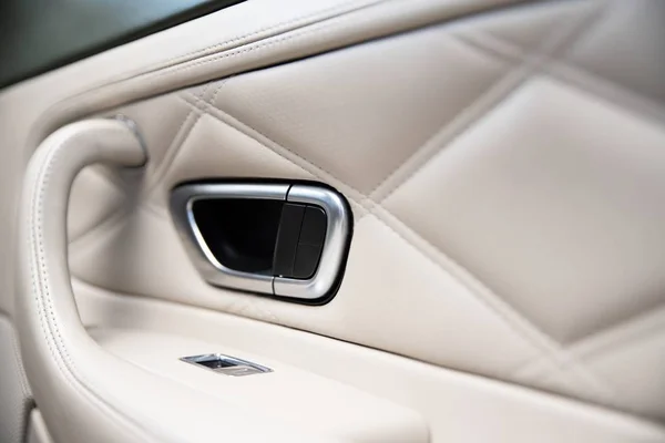 Auto deur interieur armleuning en auto venster controle paneel — Stockfoto