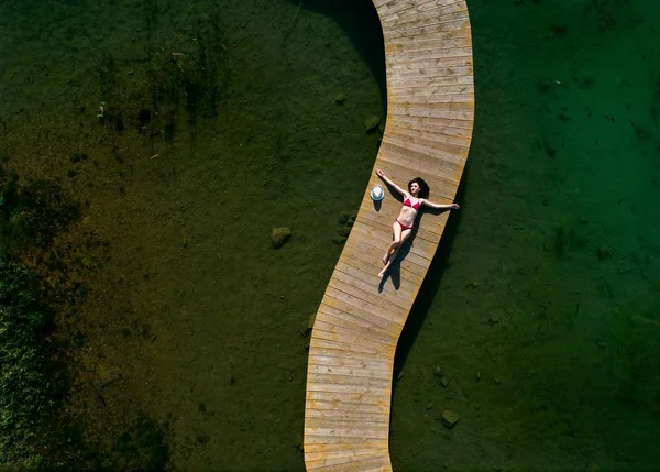 Junge Schönheit sonnt sich auf der Seebrücke — Stockfoto