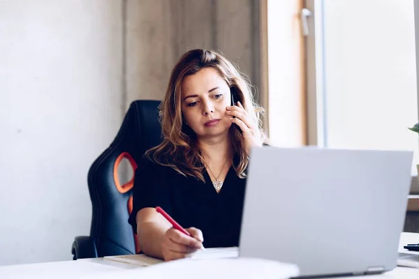 40 jaar oude vrouw werkt op laptop computer — Stockfoto