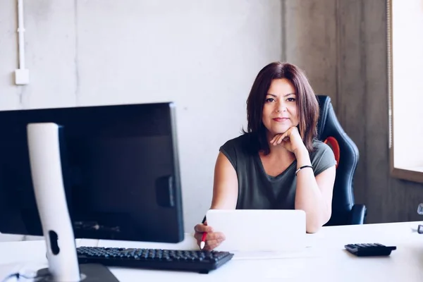 Happy 40s middle-aged brunette woman working in the office — Stock Photo, Image