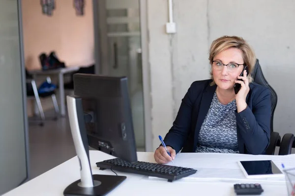 Middelbare leeftijd vrouw werken in Office — Stockfoto