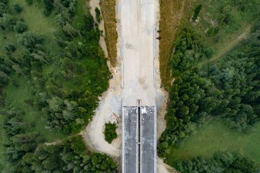 İnşaatta yol ve viyadükte drone havadan görünümü.