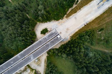 İnşaatta yol ve viyadükte drone havadan görünümü.