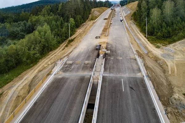 Luchtfoto over weg en viaduct in de bouw. — Stockfoto