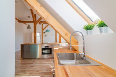 Modern tavan arası beyaz parlak mutfak