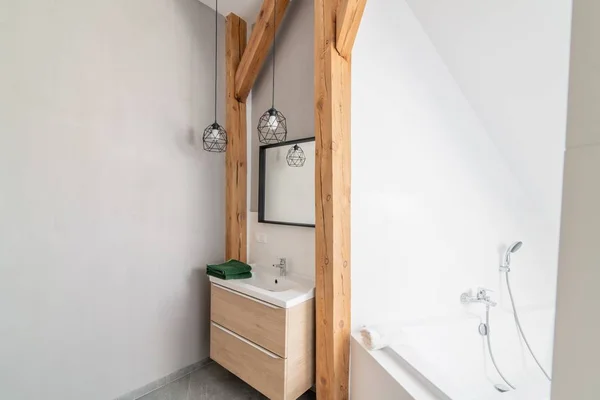 Moderní podkrovní koupelna se zrcadlem v podkrovním bytě — Stock fotografie