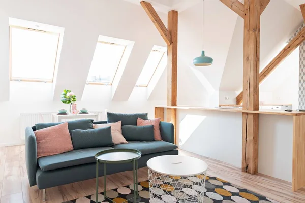 Современная светлая гостиная с текстильным диваном — стоковое фото
