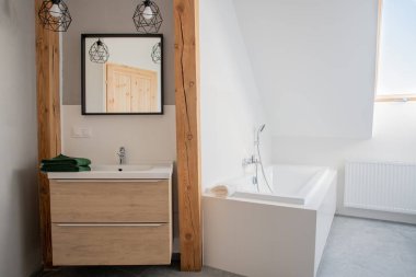 ayna ve küvet ile çatı banyo. Beyaz duvarlar