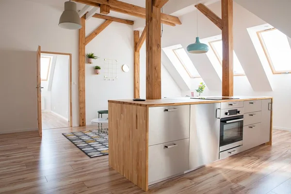 Moderne Mansarde weiß helle Küche — Stockfoto