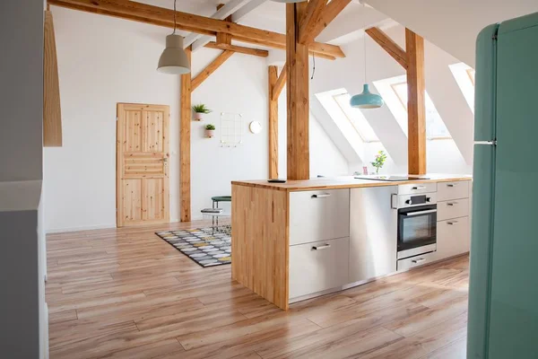 Ático moderno blanco brillante cocina en el apartamento loft —  Fotos de Stock
