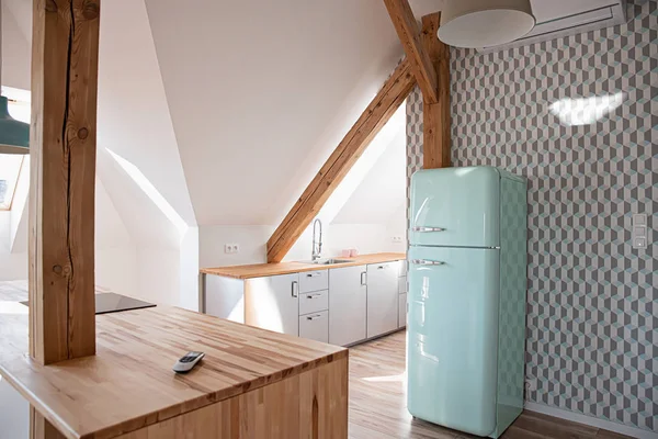 Refrigerador retro en luminoso ático cocina en loft apartamento —  Fotos de Stock