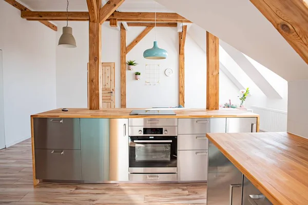 Loft dairede parlak tavan arası mutfak