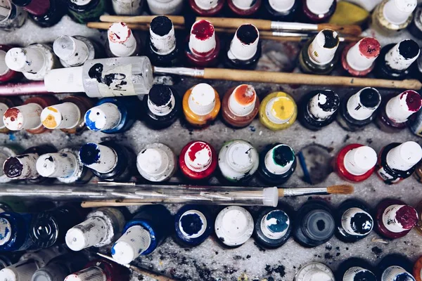 Recipientes y pinceles sucios. Paleta de artistas . — Foto de Stock