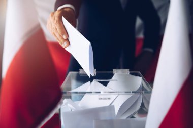 Oyunu koyan adam oy sandığı yapıyor. Siyasi seçimler