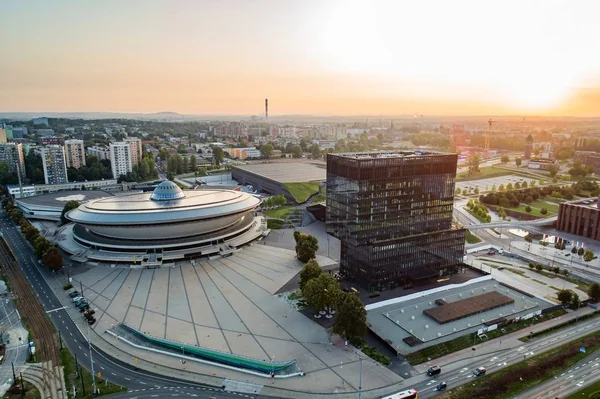 Dron lotniczy z widokiem na Katowice o wschodzie słońca. Katowice jest największym miastem i stolicą województwa śląskiego. — Zdjęcie stockowe