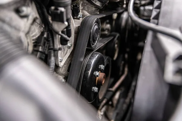 Ventilatorriemen und Keilriemen, die Lichtmaschine, Wasserpumpe und Klimakompressor antreiben. — Stockfoto