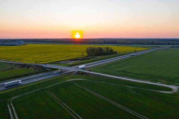 Drone vista en la carretera en Gliwice durante la puesta del sol — Foto de Stock