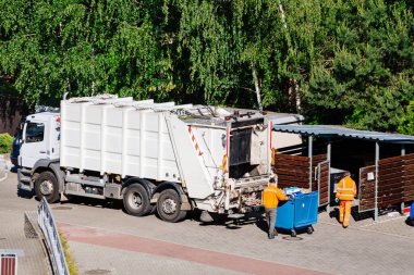 Çöp kamyonu ve işçiler çöp topluyor..