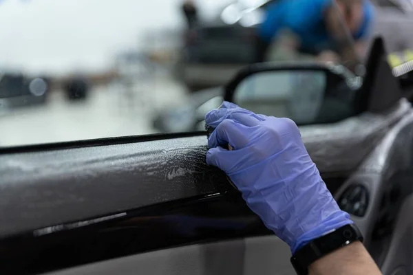 Auto detailní pracovník čištění dveří interiéru vozu — Stock fotografie