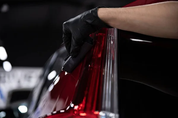 汽车细部工作室的男工用海绵涂覆在汽车油漆上. — 图库照片