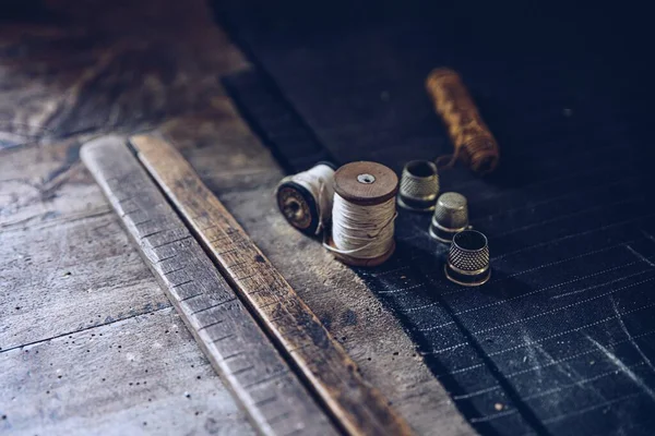 Linha de costura e acessórios de costura em mesa de madeira — Fotografia de Stock
