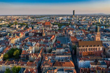 Yangından sonra araba parçalanmış. Yanmış modern araba motoru.