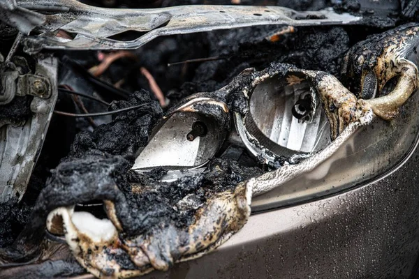 Destroyed car after fire. Burnt modern car engine. — Stock Photo, Image