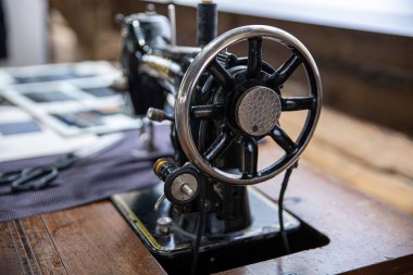 Terzi atölyesindeki eski tip dikiş makinesi.