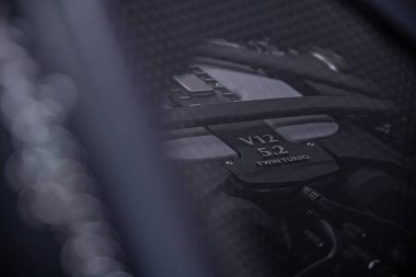 Spor araba v12 turbo şarjlı motor.