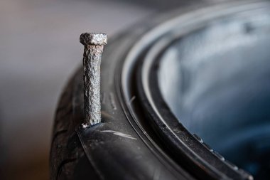 Lastik patlamış. Patlak lastik vidayla parçalanmış..