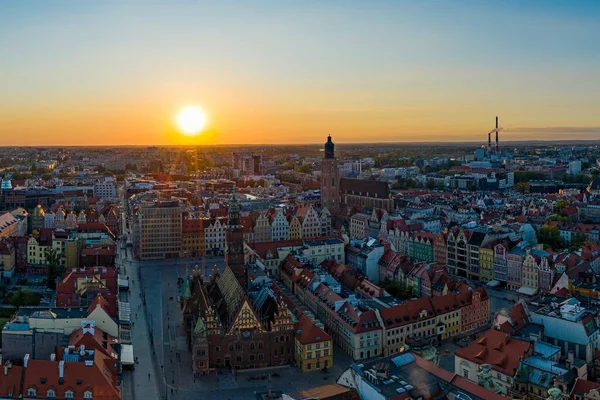 Wroclaw drone aéreo foto da cidade velha e praça principal da cidade ao pôr do sol — Fotografia de Stock